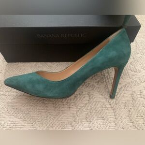 Banana Republic - Madison 12-Hour Pump Loch Green